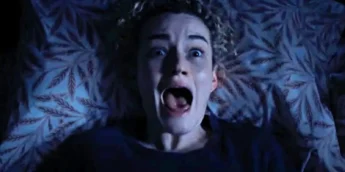 Julia Garner aterrorizada em A Hora do Mal