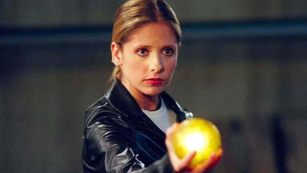 Sarah Michelle Gellar como Buffy, a Caça-Vampiros