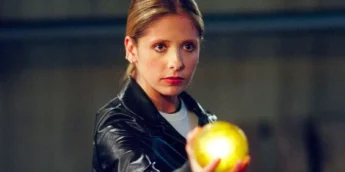Sarah Michelle Gellar como Buffy, a Caça-Vampiros