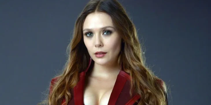 Elizabeth Olsen como a Feiticeira Escarlate