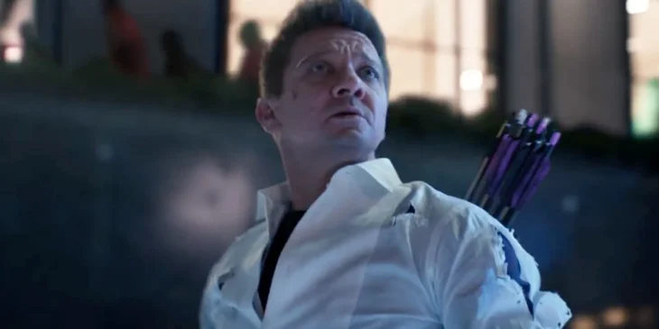 Jeremy Renner como o Gavião Arqueiro