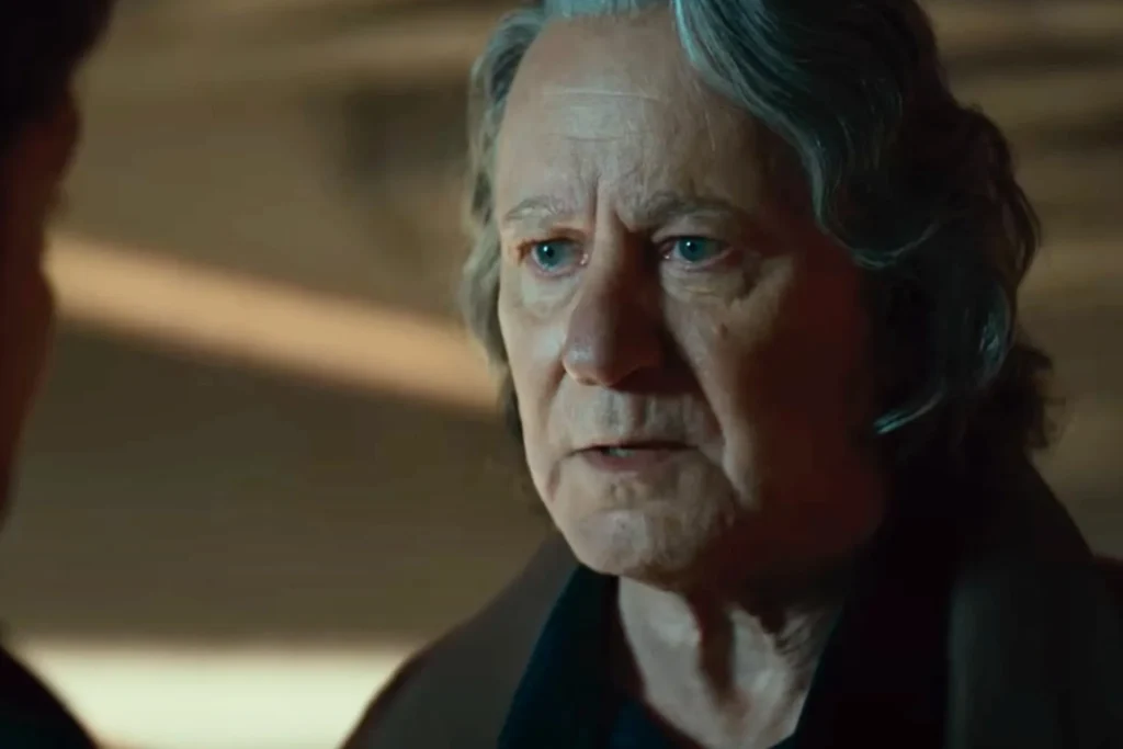 O ator Stellan Skarsgård em Andor, série de Star Wars