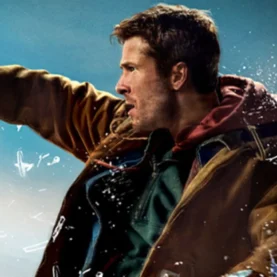 Glen Powell em ação no filme O Sobrevivente