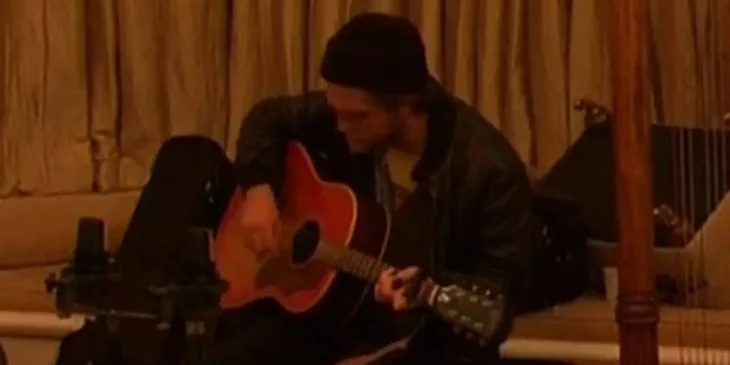 O ator Robert Pattinson com um violão