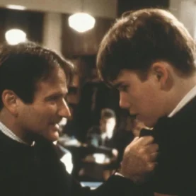 Robin Williams e Ethan Hawke em Sociedade dos Poetas Mortos