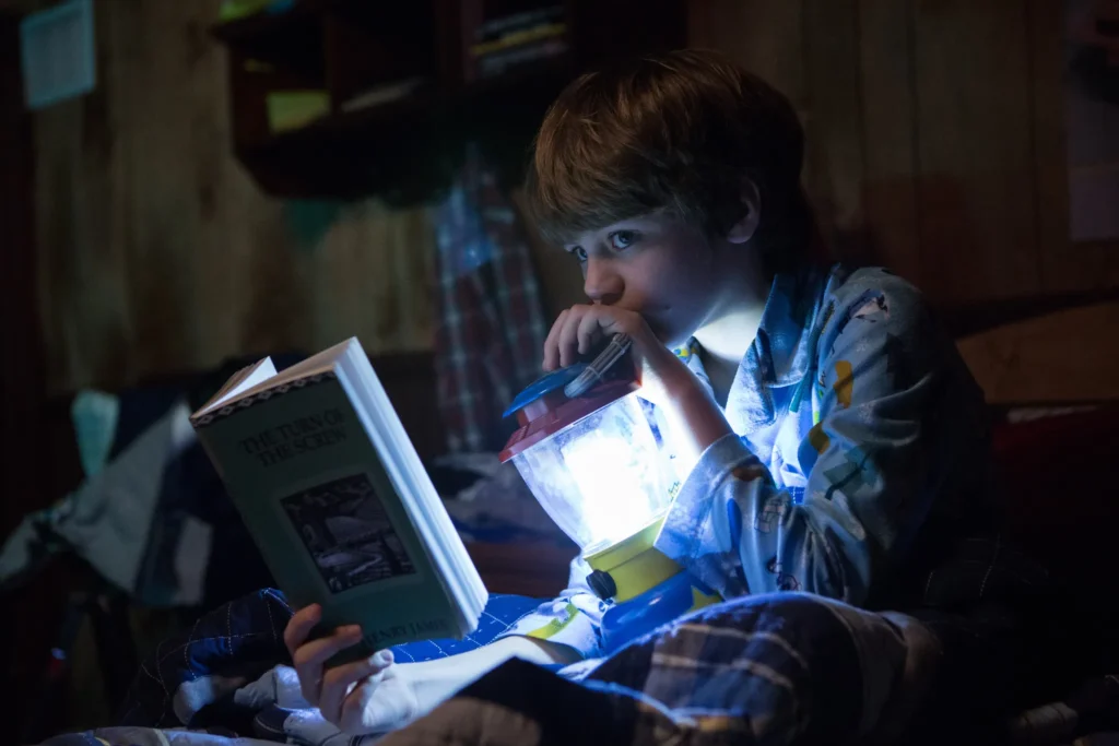 Ty Simpkins em Sobrenatural, de James Wan
