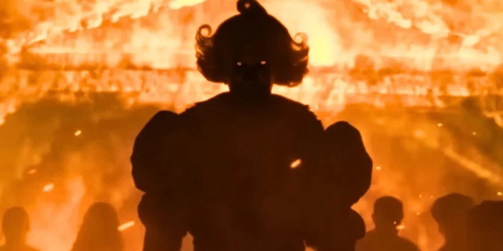 Pennywise em meio as chamas em IT Bem-Vindos a Derry