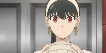 Yor segurando bola de vôlei em cena do Episódio 42 de SPY x FAMILY