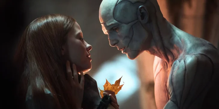 Jacob Elordi e Mia Goth em Frankenstein, de Guillermo del Toro