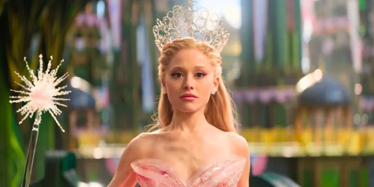 Glinda desfilando em Oz em Wicked Parte II
