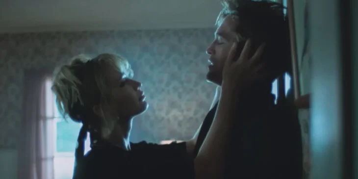 Jennifer Lawrence e Robert Pattinson em Morra, Amor