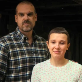 Millie Bobby Brown e David Harbour na série Stranger Things