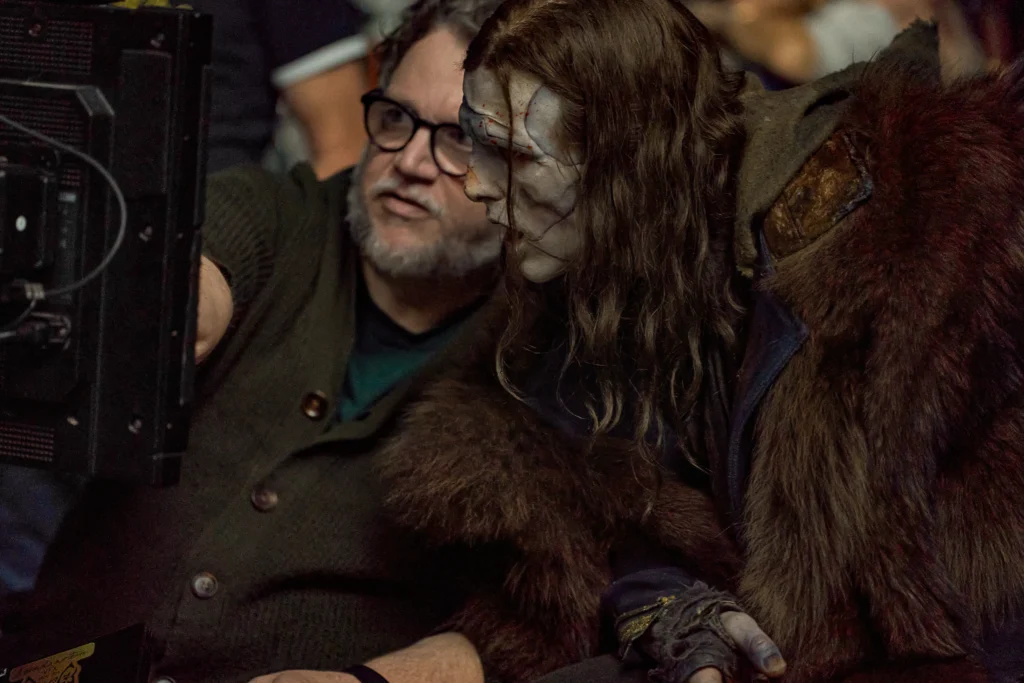 Guillermo del Toro e Jacob Elordi no set de Frankenstein, da Netflix