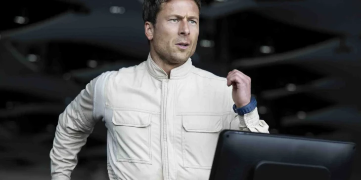Glen Powell em O Sobrevivente