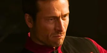 Glen Powell como Ben Richards em O Sobrevivente