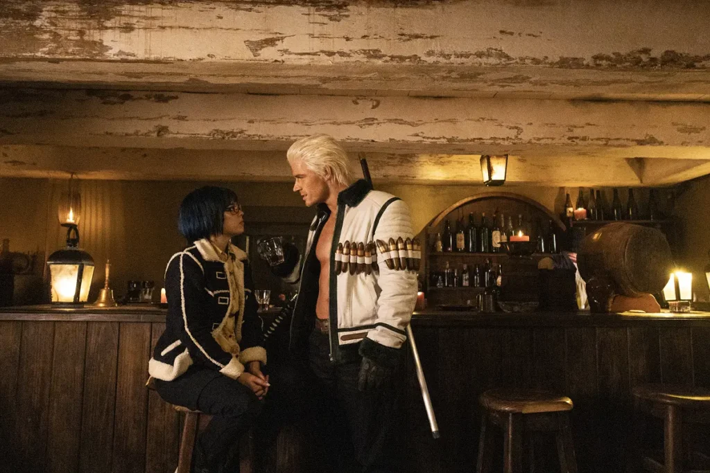 Tashigi (Julia Rehwald) e Smoker (Callum Kerr) em cena da 2ª temporada de One Piece: A Série
