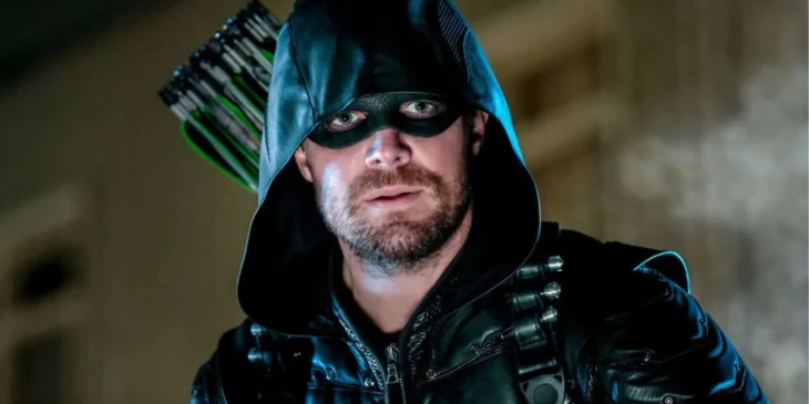 Stephen Amell caracterizado como Arrow