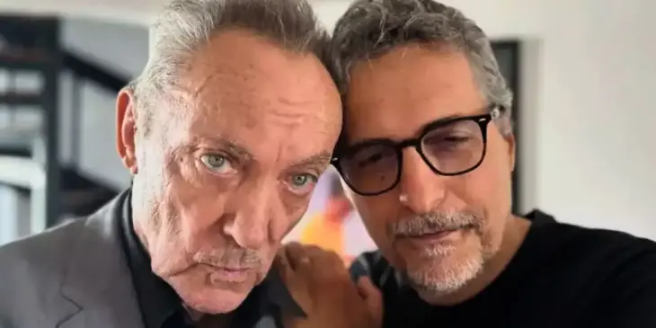 Udo Kier e Kleber Mendonça Filho, de O Agente Secreto