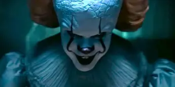 Bill Skarsgard como Pennywise em IT Bem-Vindos a Derry