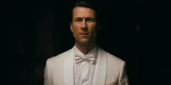 Glen Powell em trailer de How to Make a Killing