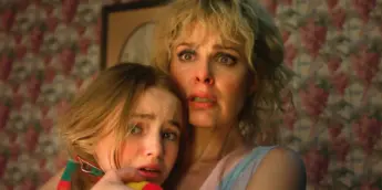 Karen e Holly assustadas em Stranger Things 5