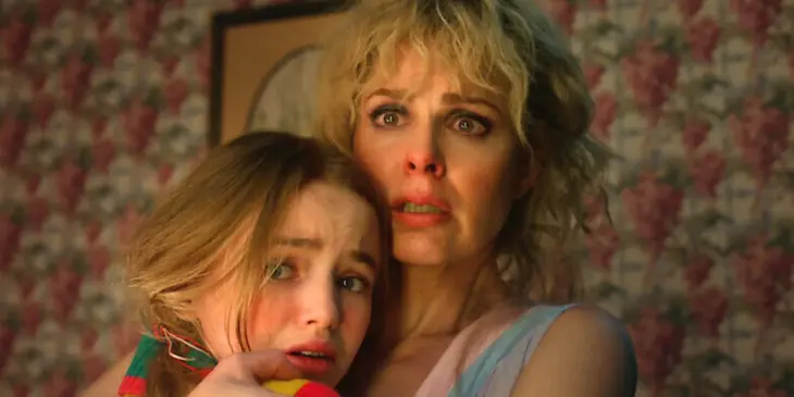 Karen e Holly assustadas em Stranger Things 5