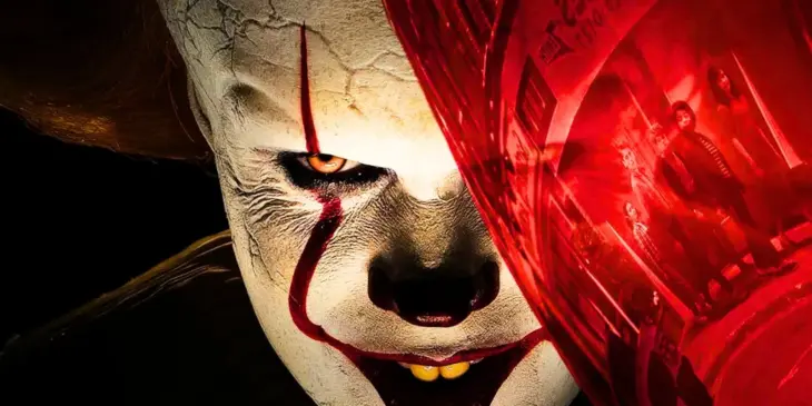 Pennywise com balão vermelho em IT Bem-Vindos a Derry