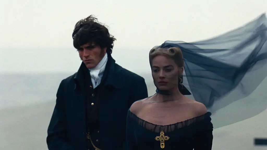 Margot Robbie e Jacob Elordi em O Morro dos Ventos Uivantes