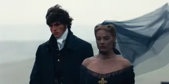 Margot Robbie e Jacob Elordi em O Morro dos Ventos Uivantes