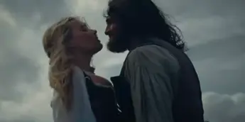 Margot Robbie e Jacob Elordi em O Morro dos Ventos Uivantes