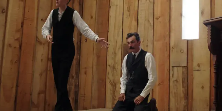 Paul Dano e Daniel Day-Lewis em Sangue Negro