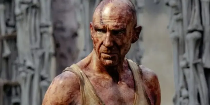Ralph Fiennes em Extermínio O Templo dos Ossos
