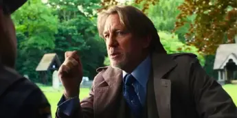 Daniel Craig é Benoit Blanc em Vivo ou Morto Um Mistério Knives Out