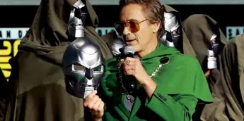 Robert Downey Jr. com a máscara do Doutor Destino