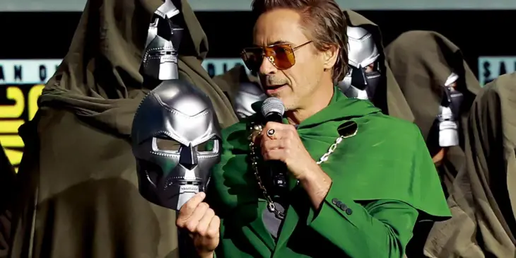 Robert Downey Jr. com a máscara do Doutor Destino