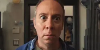 Stuart em novo derivado de The Big Bang Theory