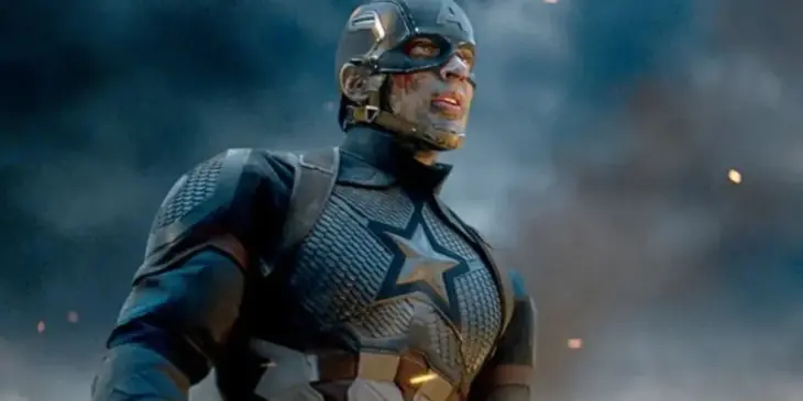 Chris Evans como Capitão América em evento de Vingadores