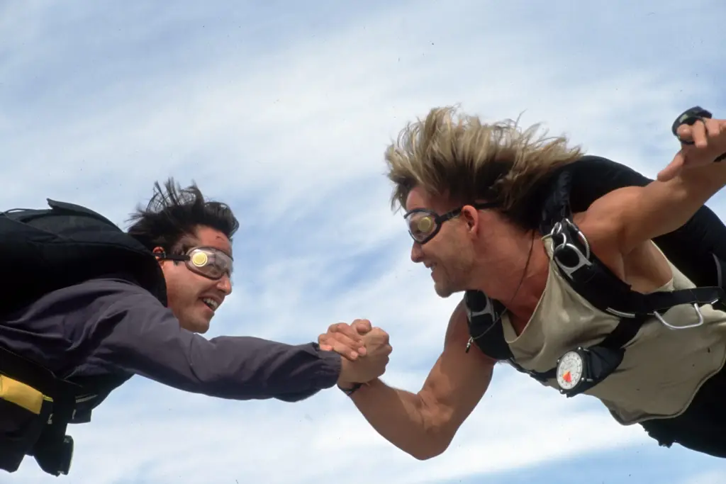 Keanu Reeves e Patrick Swayze em Caçadores de Emoção