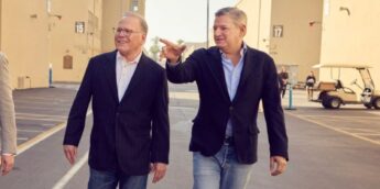 David Zaslav conduzindo Ted Sarandos, CEO da Netflix, em tour pelos estúdios Warner