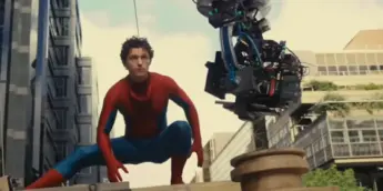 Tom Holland no set de Homem-Aranha: Um Novo Dia