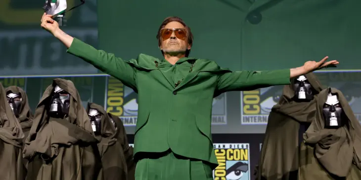 Robert Downey Jr. com a máscara do Doutor Destino
