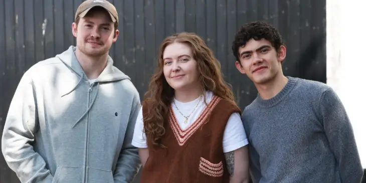 Atores de Heartstopper com Alice Oseman, criadora da saga