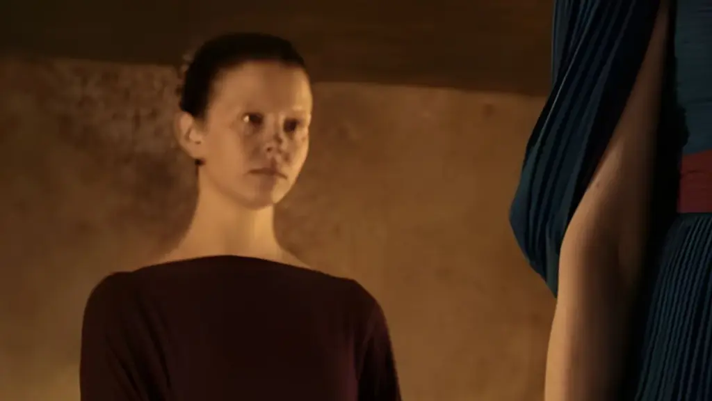 Mia Goth é Melanto