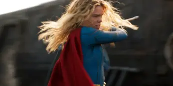 Milly Alcock como a Supergirl