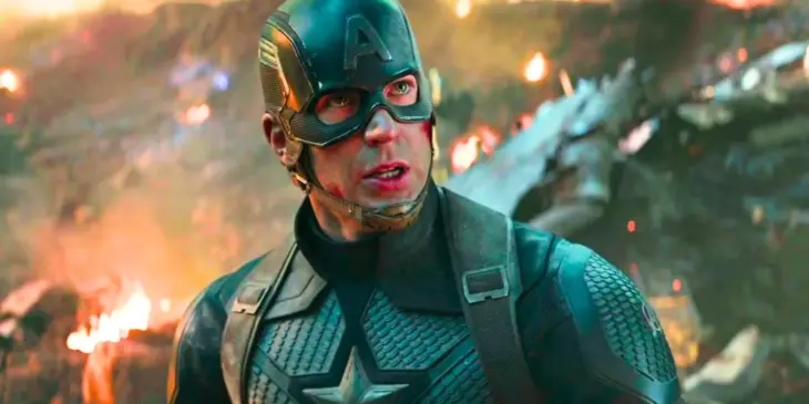 Chris Evans com traje de Capitão América em filme dos Vingadores