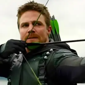 Stephen Amell como Arqueiro Verde em Arrow