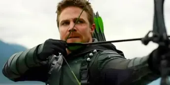 Stephen Amell como Arqueiro Verde em Arrow
