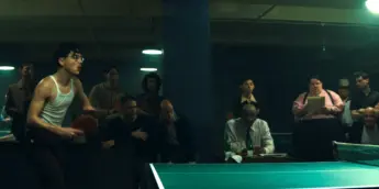 Timothée Chalamet jogando pingue-pongue em Marty Supreme