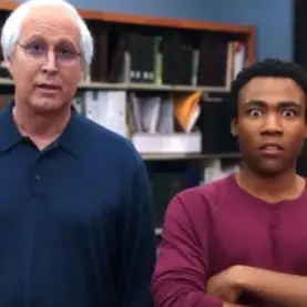 Chevy Chase e Donald Glover em Community