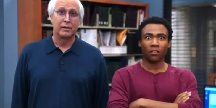 Chevy Chase e Donald Glover em Community